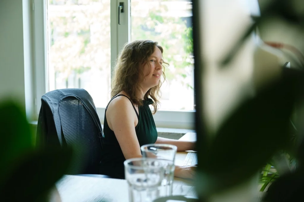 Freya, projectmanager bij Lincelot, geeft advies en begeleiding aan klanten op het kantoor in Edegem
